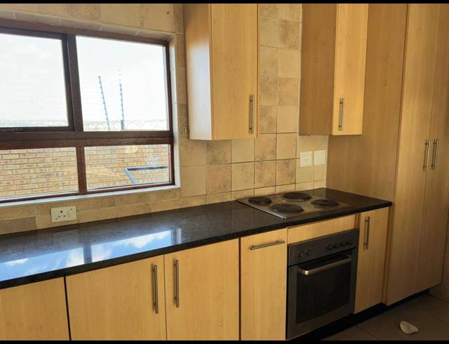 6 BEDROOM HOUSE FOR SALE IN THATCHFIELD
